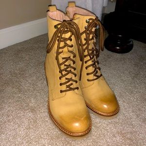 Size 6.5 ladies helped tan boots.  Worn once, like new!